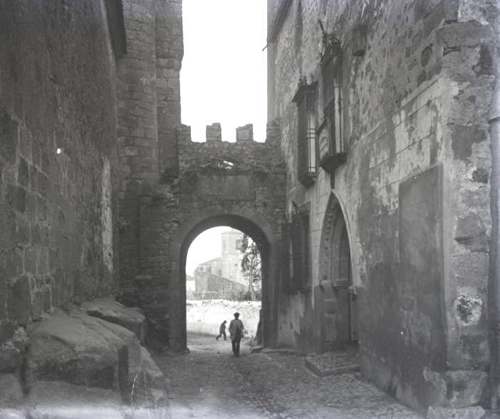 Puerta de Santiago en 1928.
