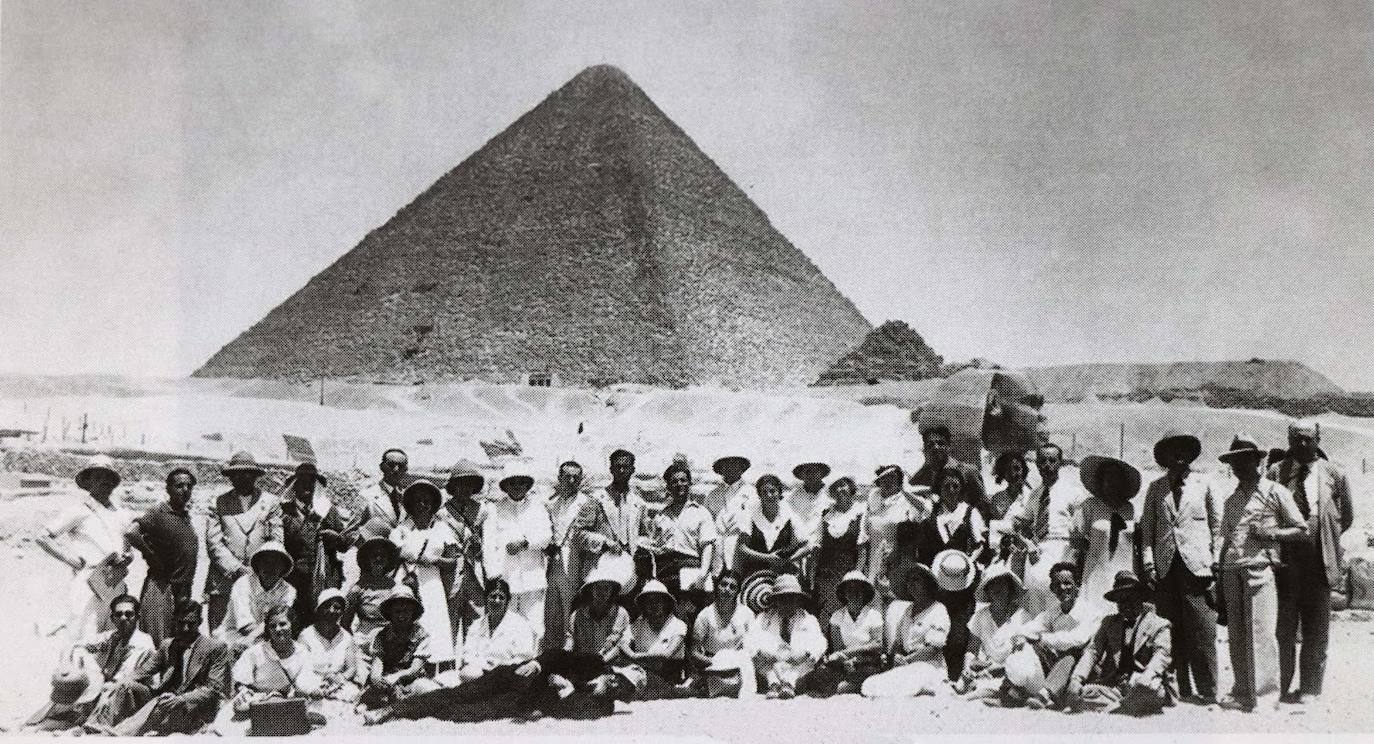 En 1934 Elías Tormo realizó un crucero por el Mediterráneo con sus alumnos universitarios. Él es el que está tumbado sobre la arena en la fotografía.