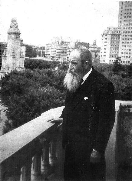 Elías Tormo vivió 58 años en el edificio de la Real Compañía Asturiana de Minas, situado en la Plaza de España de Madrid. Allí residió hasta su muerte en 1957, con 88 años.