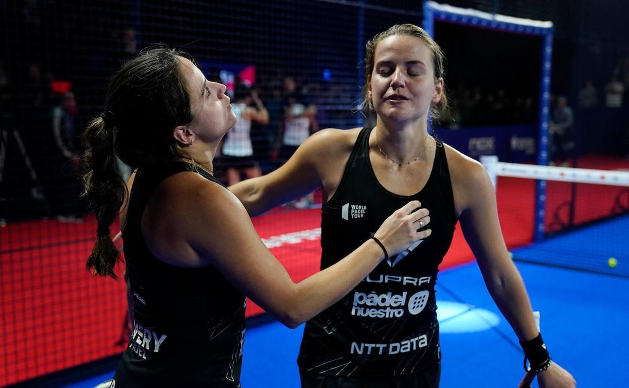 Paula Josemaría y Ariana Sánchez tras el duelo de semifinales en Barcelona. 