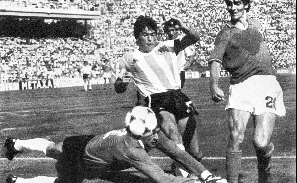 El Pato Fillol (i), ante el italiano Paolo Rossi (d) en el Mundial de España 82.