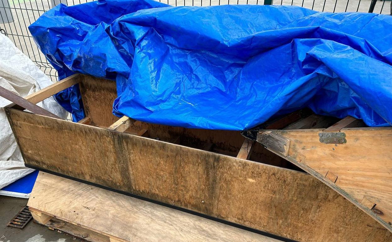 Las rampas se guardan al aire libre tapadas con unas lonas. 