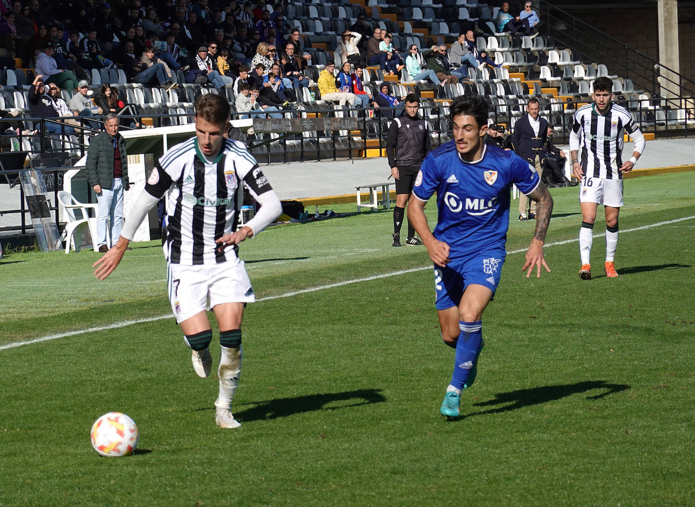 Fotos: Imágenes del partido entre el Badajoz y el Linares