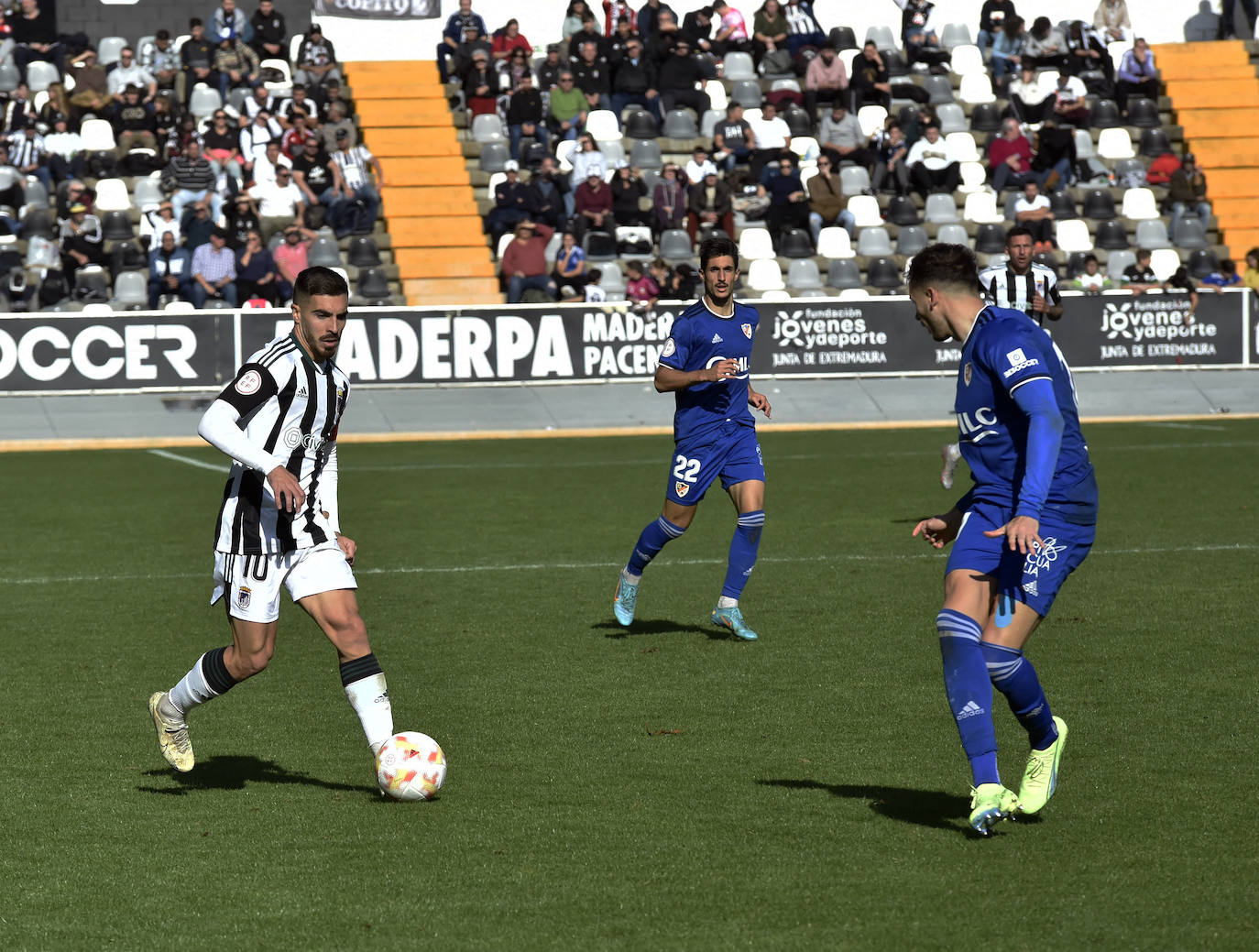 Fotos: Imágenes del partido entre el Badajoz y el Linares