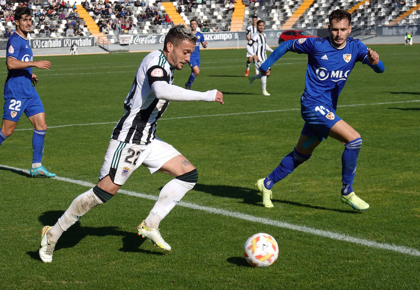 Fotos: Imágenes del partido entre el Badajoz y el Linares