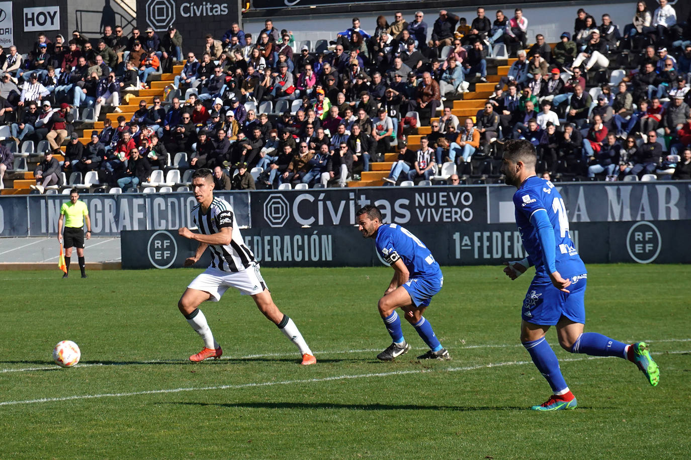 Fotos: Imágenes del partido entre el Badajoz y el Linares