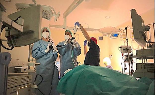 Equipo de cirujanos de Quirónsalud. 