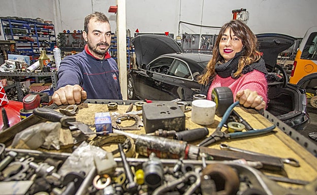 Francisco Granado y Marta Leno, a quienes les tocó el Gordo en 2020, en su taller mecánico en Torrejoncillo. 