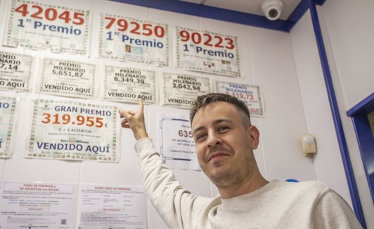 Jesús Martín, de la Administración 9 La Luz, en Cáceres, señala algunos de los premios que han dado. 