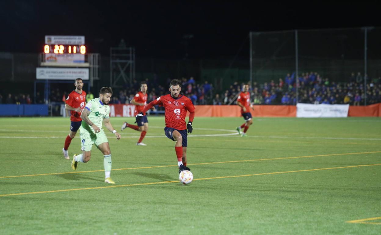 Dani Sales, perseguido por el visitante Portu.