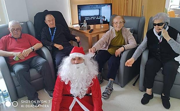 Imagen principal - Papá Noel con algunos de los mayores del Centro de Día y de la Residencia. 