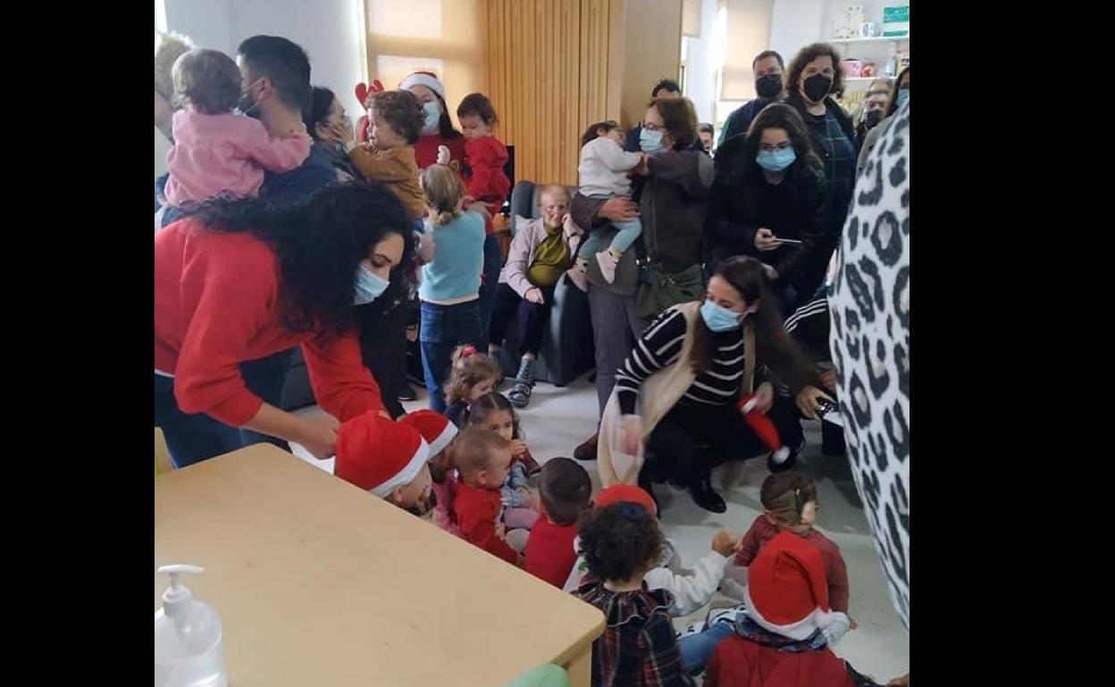 Los más pequeños visitando a los mayores. 