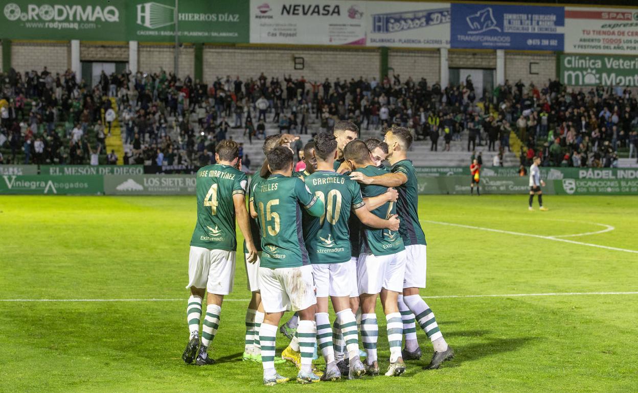 Los jugadores verdes celebran uno de los goles de la primera eliminatoria. 