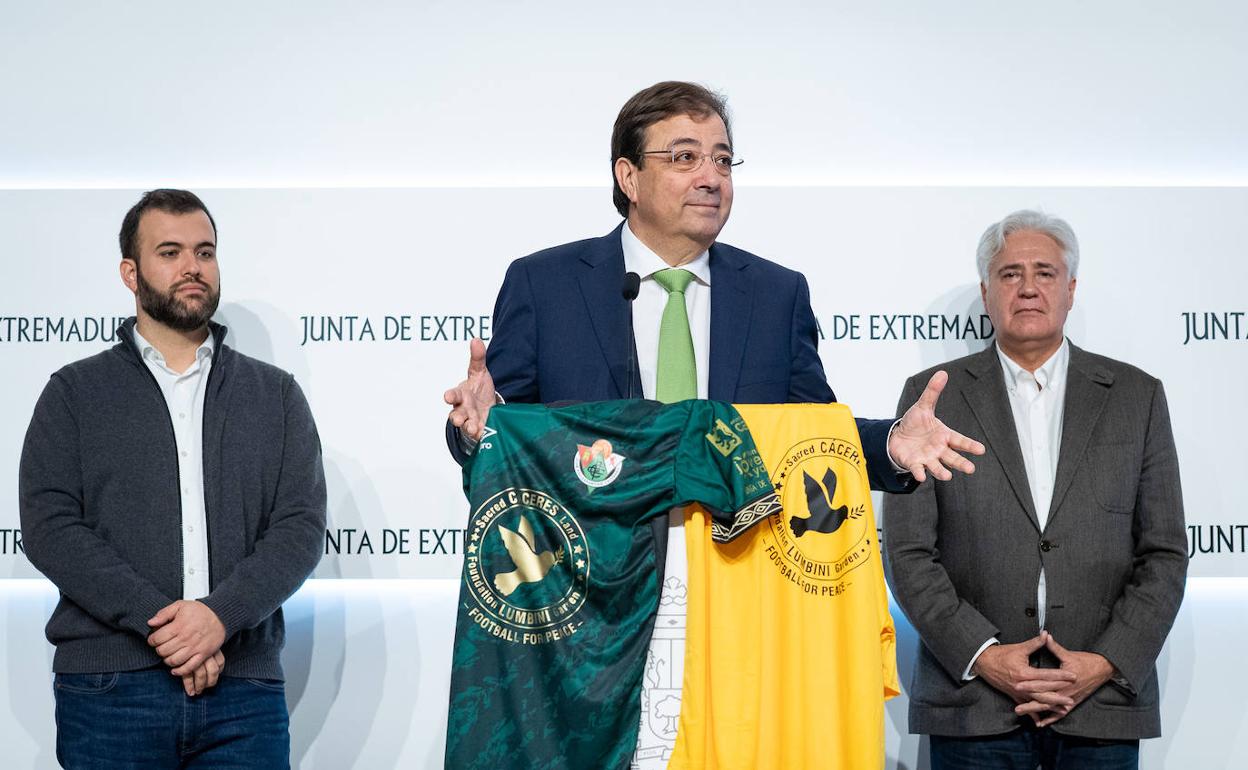 El alcalde Luis Salaya, el presidente Guillermo Fernández Vara y José Manuel Vilanova, presidente de la Fundación Lumbini Garden. 