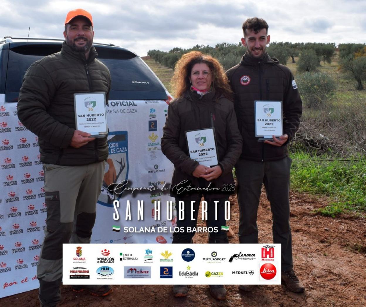 Los ganadores con sus títulos. 