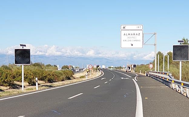 Equipos en la calzada en el km 197 de la A-5. 