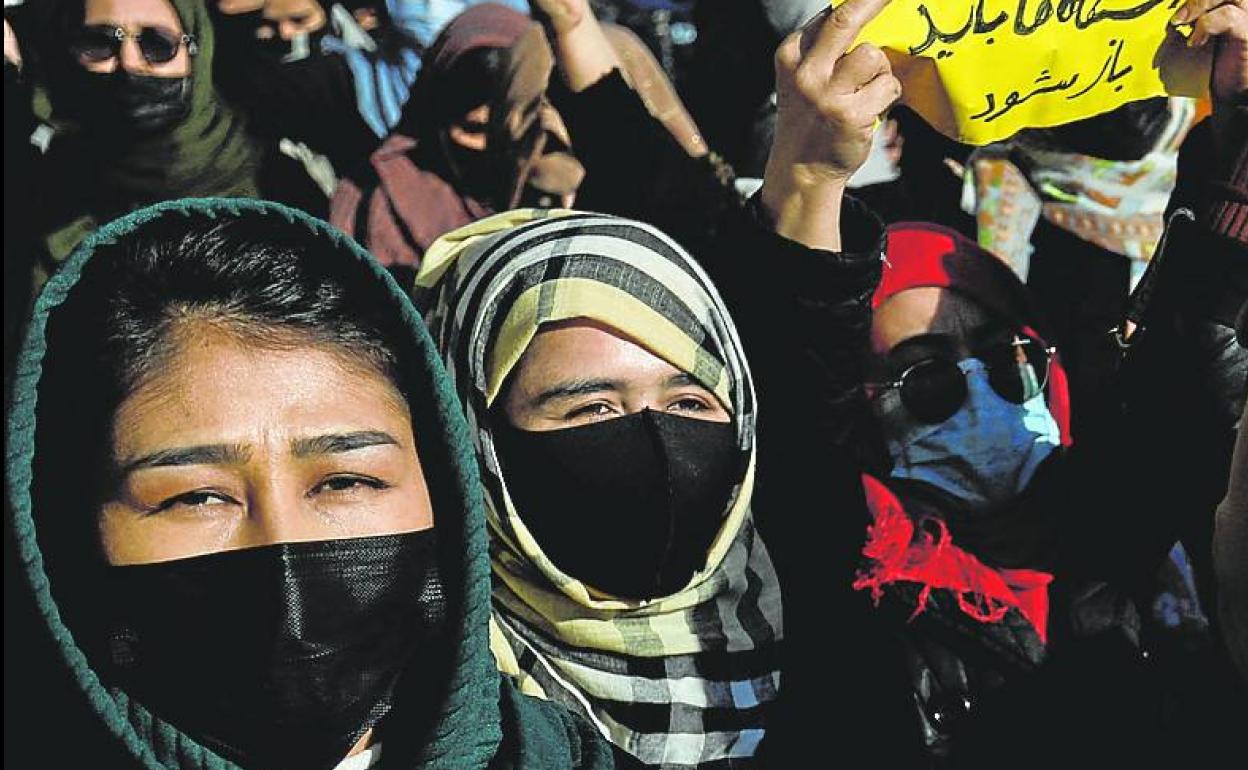 Mujeres afganas participan en una protesta por su educación en Kabul, Afganistán. 