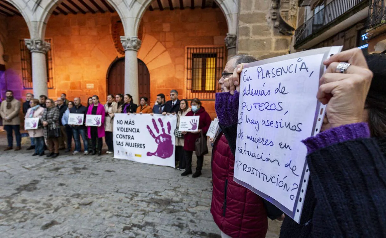 Plasencia expresa su dolor y repulsa por la muerte de Lourdes, la mujer  acuchillada en la calle Las Morenas | Hoy