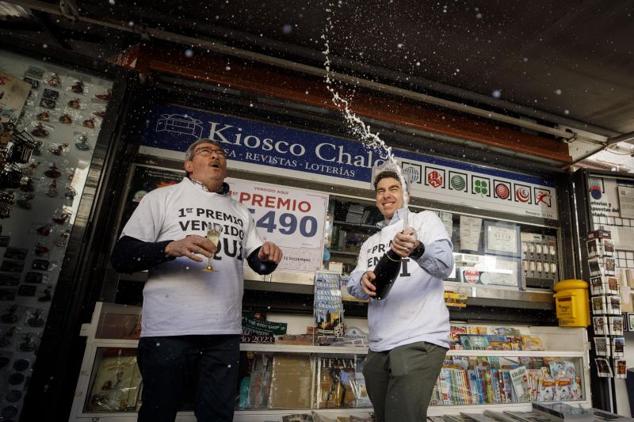 Empleados de El Quiosco Chalo de Plaza Nueva de Granada, celebran que han vendido el Gordo