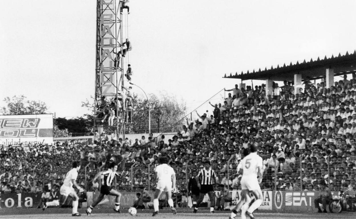 El único enfrentamiento oficial entre el Badajoz y el Real Madrid llenó El Vivero hasta las torretas de luz. 