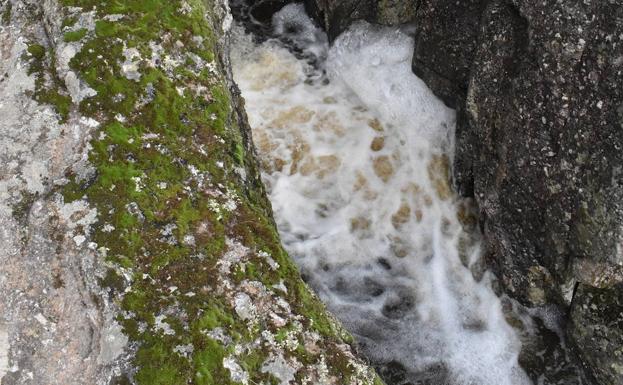 Una de las cascadas que se han formado estos días por los arroyos. 