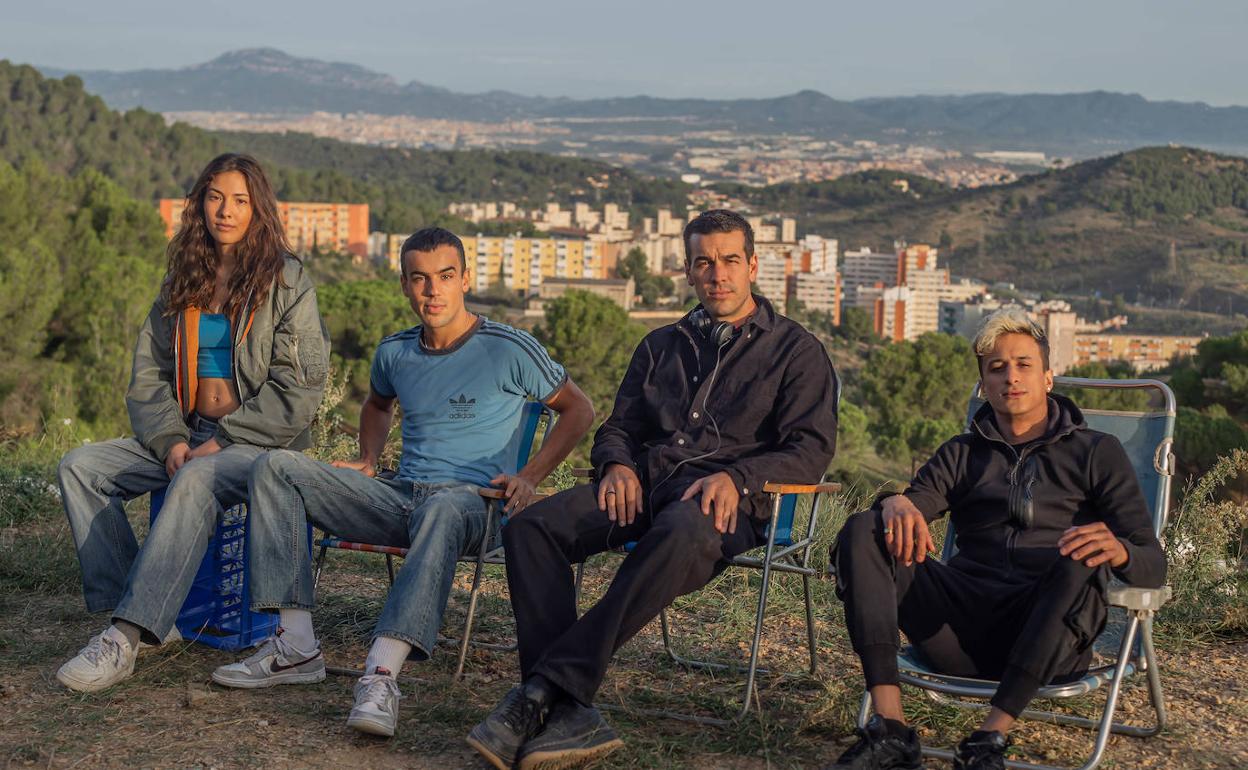 Momento de descanso en el rodaje de 'Mi soledad tiene alas', primera película dirigida por Mario Casas. 