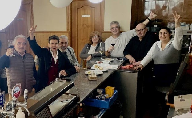 José Real, a la derecha, junto a Nerea, la responsable de barra, y varios clientes del bar Argentina. 