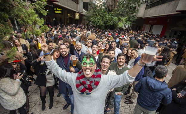 Imagen tomada en la plaza de los maestros, repleta de personas. tuvo que acudir la Policía. 