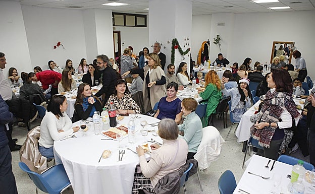 Cena solidaria con refugiados ucranianos y de otras nacionalidades que celebró en Cáceres la pasada Nochebuena. 