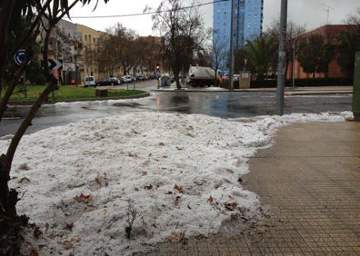 Imagen secundaria 1 - En la imagen de arriba, vehículos de blanco por la granizada en La Cañada. Abajo, el deshielo en la zona de la Bondad. A la derecha, la portada de HOY en la que aparece un camión de Conyser en plena actividad. 
