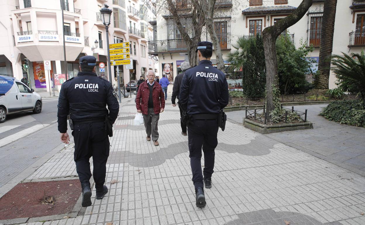 Agentes de servicio en el centro de Cáceres. 