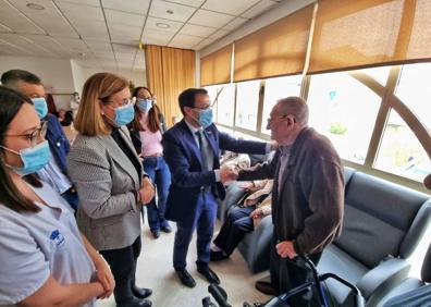 Imagen secundaria 1 - Arriba, inauguración del campo de fútbol. Debajo, visita al centro de día. 