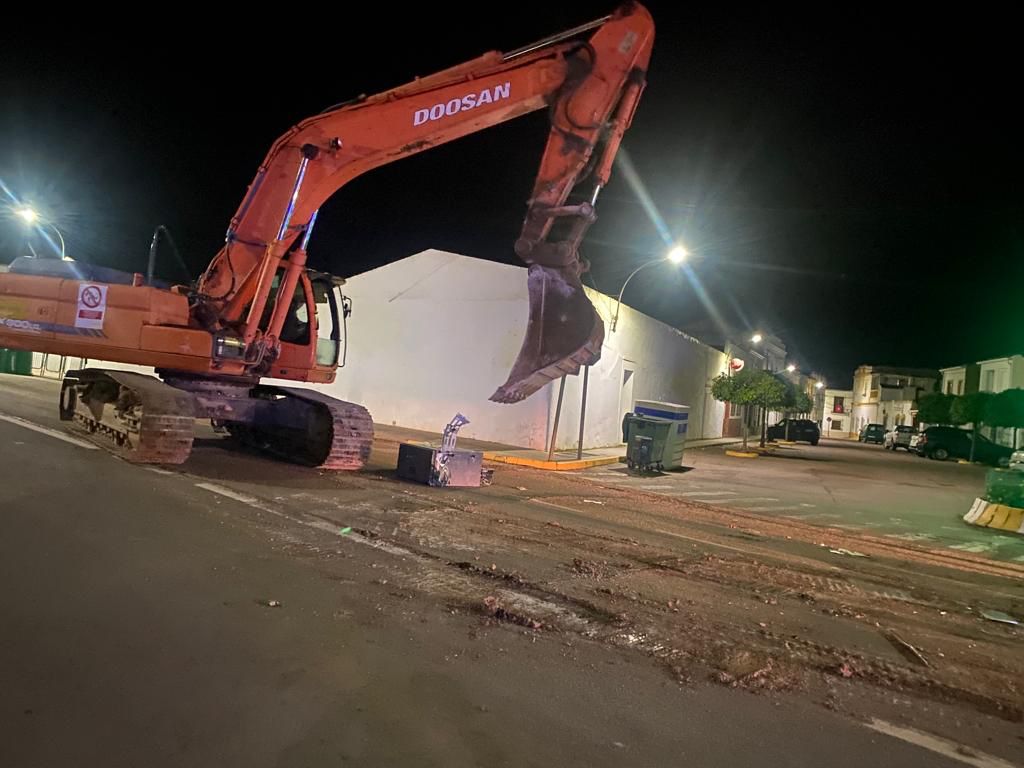 La excavadora con el cajero automático en el suelo. 