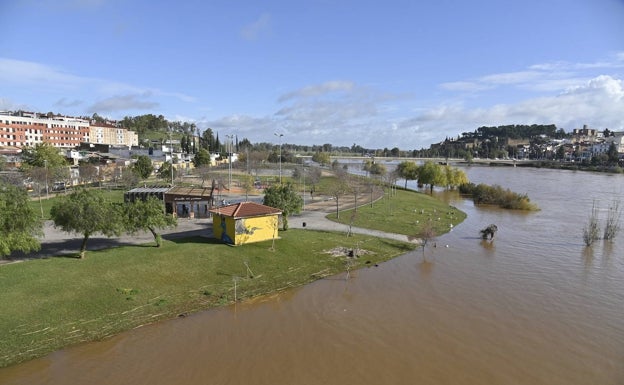 Margen derecha del Guadiana a su paso por Badajoz en una imagen tomada tras la crecida del pasado día 13. 