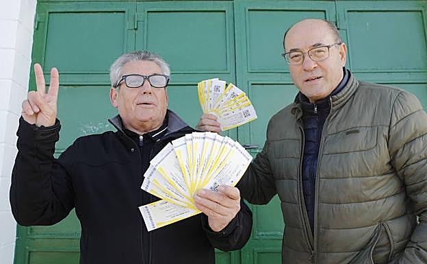 Manuel Ferrer (izq) y Ángel Holgado, ilusionados tras retirar las primeras entradas. 