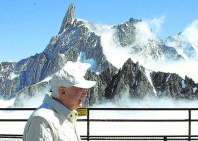 Imagen secundaria 1 - 1. Saludando a los feligreses en 2021, en una de las tres visitas realizadas a Españas como Papa. | 2. De paso por las estribaciones del Mont Blanc en unas vacaciones de verano. | 3. Ratzinger, siendo cardenal en 1982, saluda en Munich a un grupo de montañeros bávaros, vestidos con un traje típico.