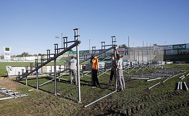 En el interior del estadio comenzó la instalación de las gradas supletorias. 