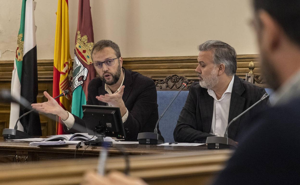 El concejal de Hacienda y el alcalde, durante el pleno de este jueves. 