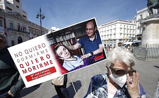 Una mujer muestra un cartel a favor de la ley de la eutanasia. 