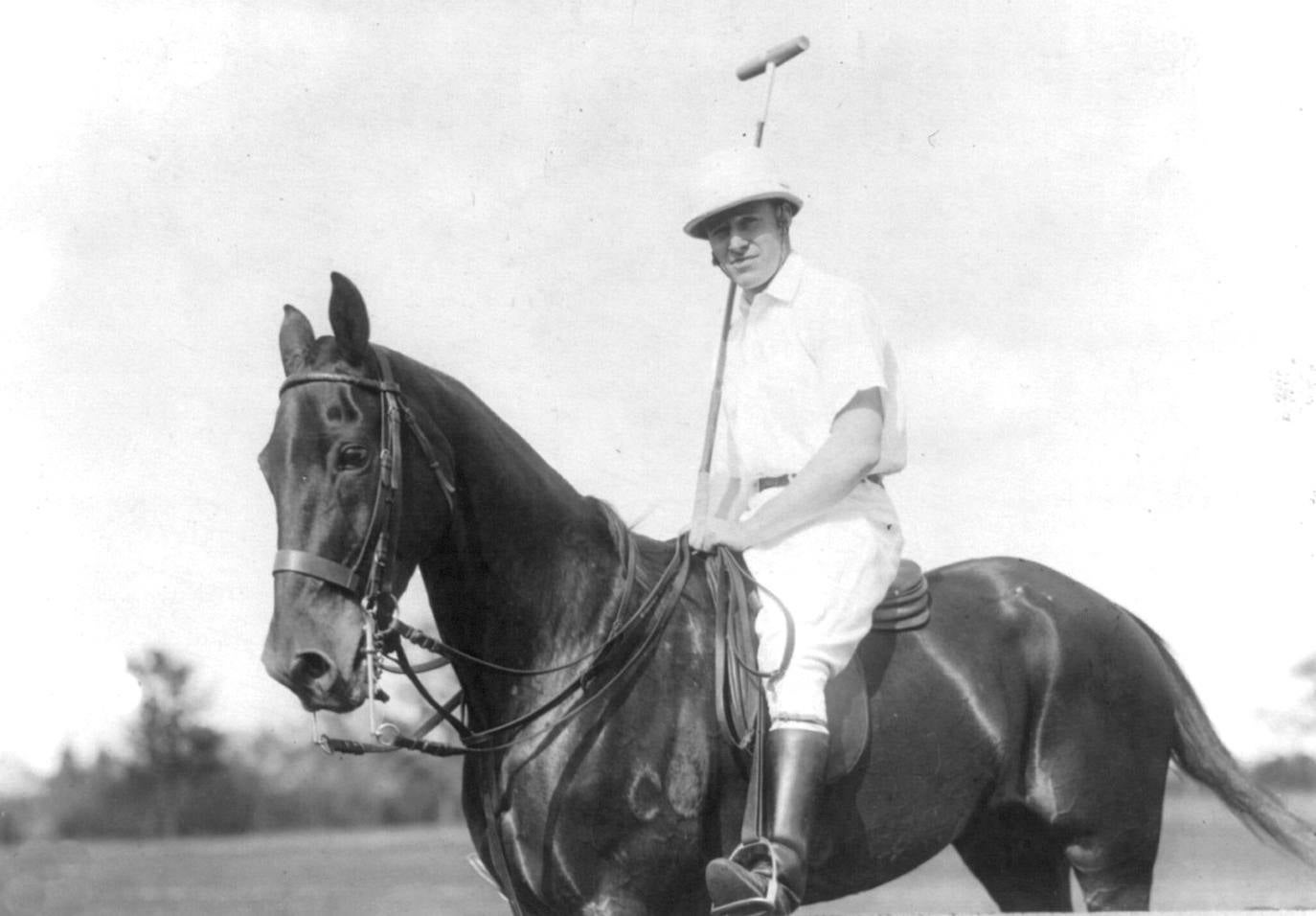 El escultor Charles Cary Rumsey (1879-1922) fue un destacado jugador de polo estadounidense.