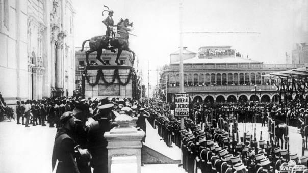 Inauguración de la estatua de Lima el 18 de enero de 1935, en el atrio de la Catedral. Fue la primera de sus tres ubicaciones.