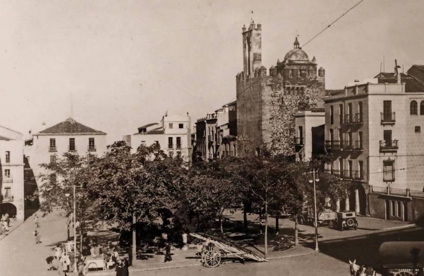 Imagen de la Plaza Mayor de Cáceres en los años 30-40. La calle Arco de España es la que está al fondo, en el centro.