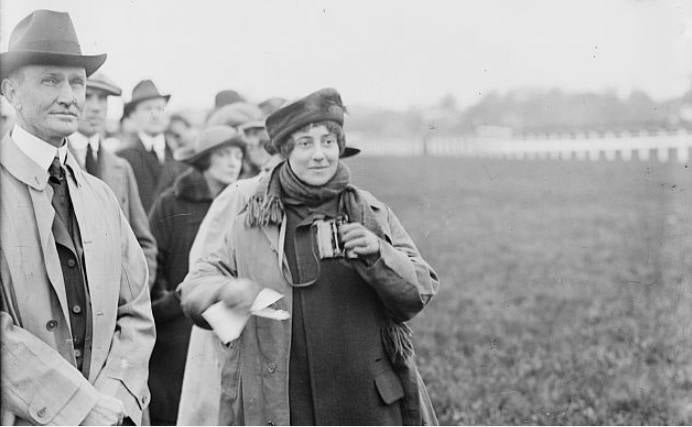 María Harriman en una carrera de caballos en 1915. Igual que su marido su afición le costó la vida. Se murió en 1934, con 53 años, al caerse de un caballo.