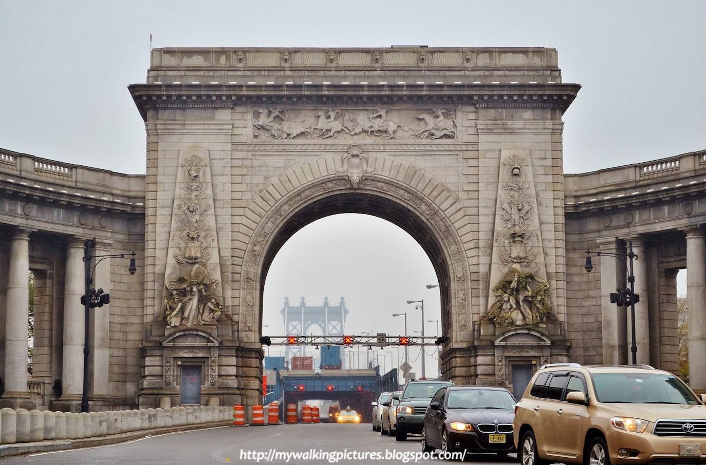 Una de las obras más célebres de Rumsey es el friso del puente de Manhattan, titulado ‘La caza del búfalo’ que realizó en 1916.