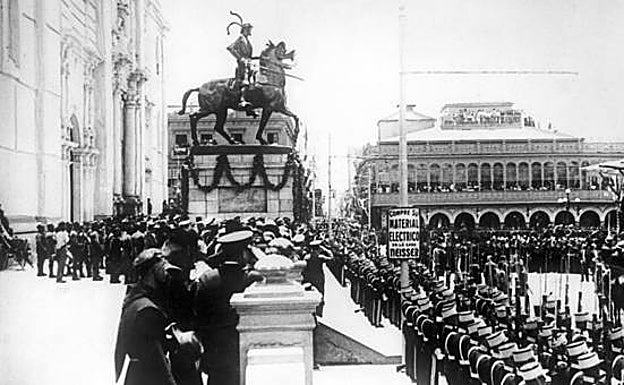Inauguración de la estatua de Lima el 18 de enero de 1935, en el atrio de la catedral. Fue la primera de sus tres ubicaciones. 