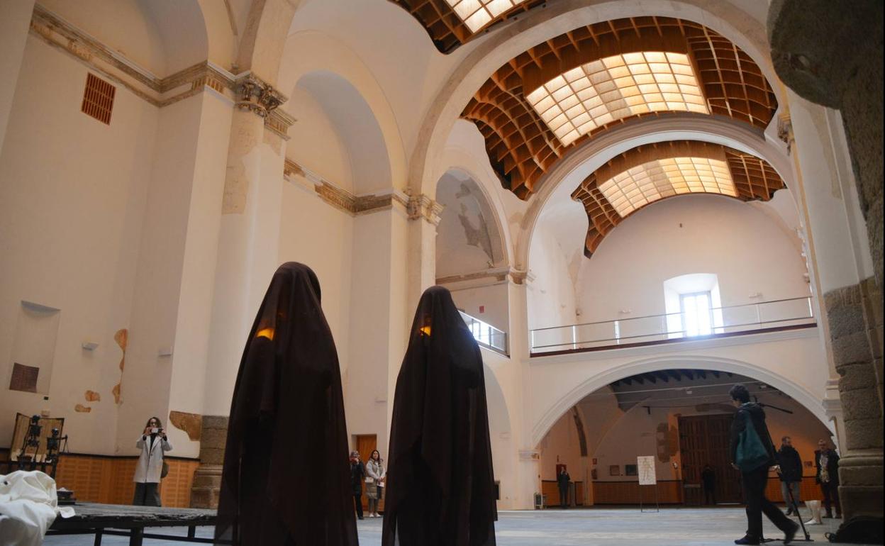 Performance que abrió las puertas de la exposición en el MACF 