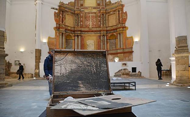 Una de las obras expuestas en el antiguo templo franciscano 