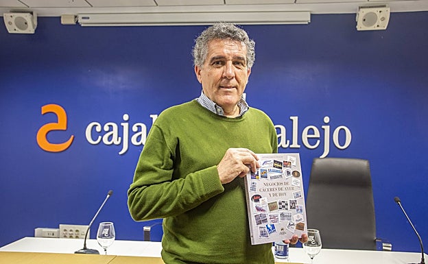 Antonio García Villalón con su libro 'Negocios de Cáceres de ayer y de hoy'. 