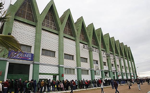 Colas en el estadio Príncipe Felipe para adquirir las entradas del Cacereño-Real Madrid. 