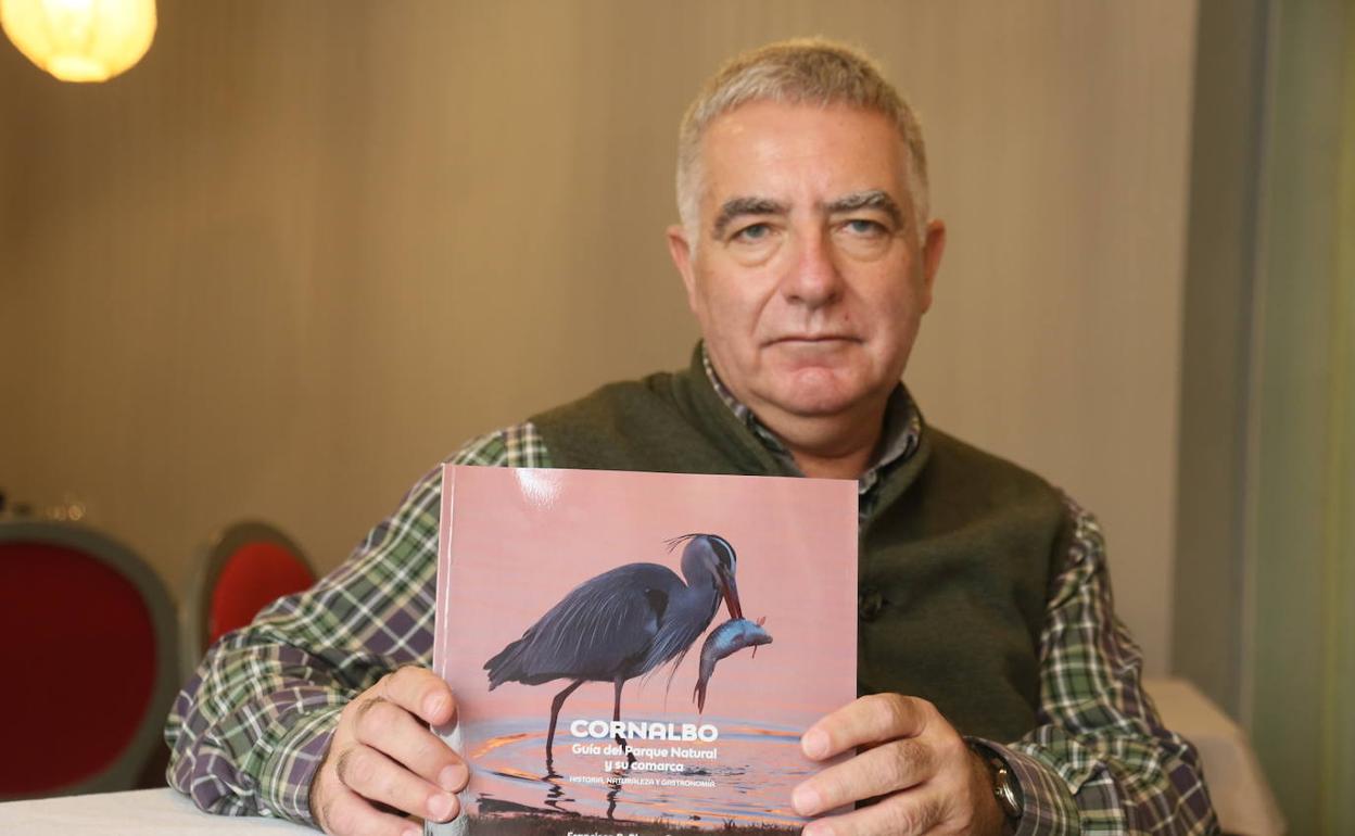 Francisco Blanco con el libro sobre Cornalbo. 